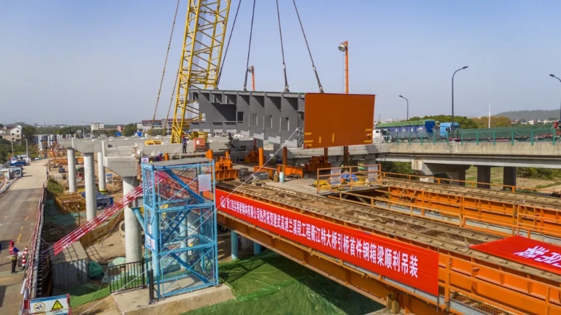 建武高速建設(shè)新進(jìn)展！衢江特大橋首段鋼梁精準(zhǔn)架設(shè)